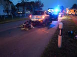 Unfallfoto: Motorrad liegt hinter Autoheck