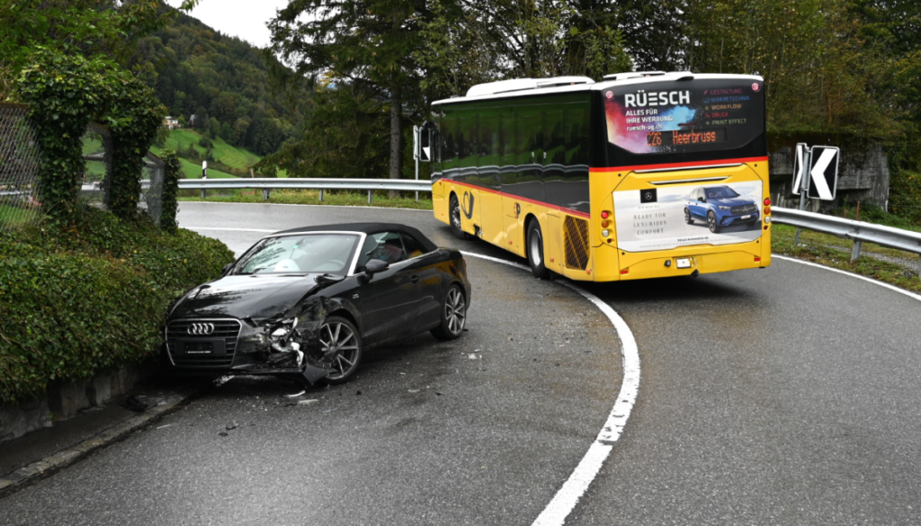 Oberegg (AI): PW prallt bei Unfall in Kurve gegen Postauto