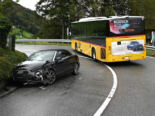 Oberegg (AI): PW prallt bei Unfall in Kurve gegen Postauto