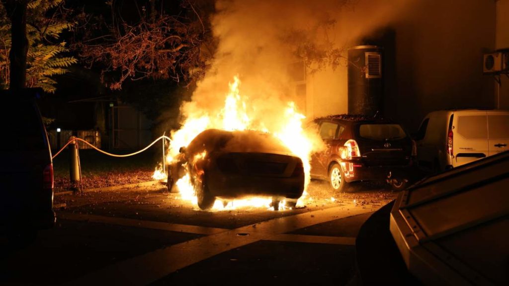 Zug: Baum und Stromkabel bei Autobrand beschädigt