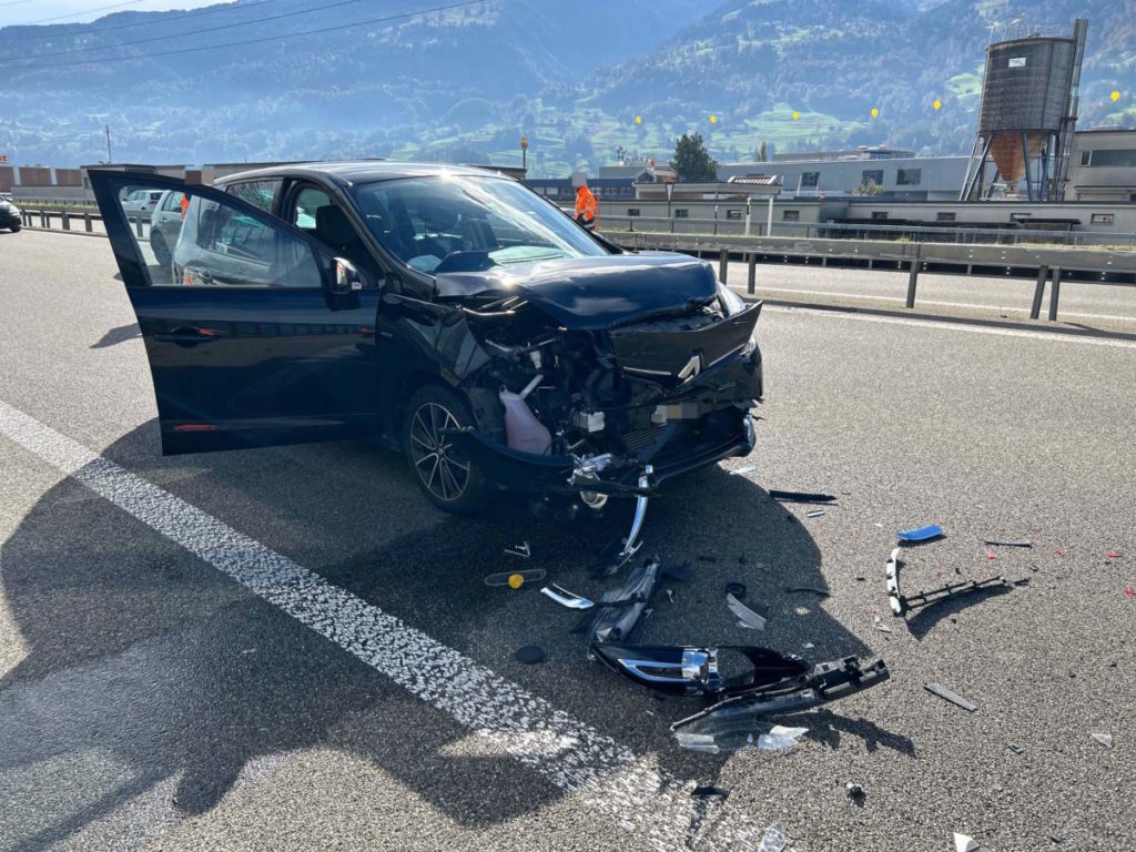 Unfallfoto: schwarzer Renault mit stark beschädigter Front