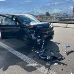 Unfallfoto: schwarzer Renault mit stark beschädigter Front