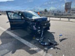 Unfallfoto: schwarzer Renault mit stark beschädigter Front