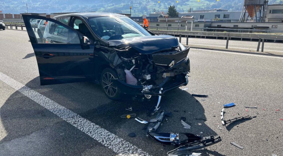 Unfallfoto: schwarzer Renault mit stark beschädigter Front