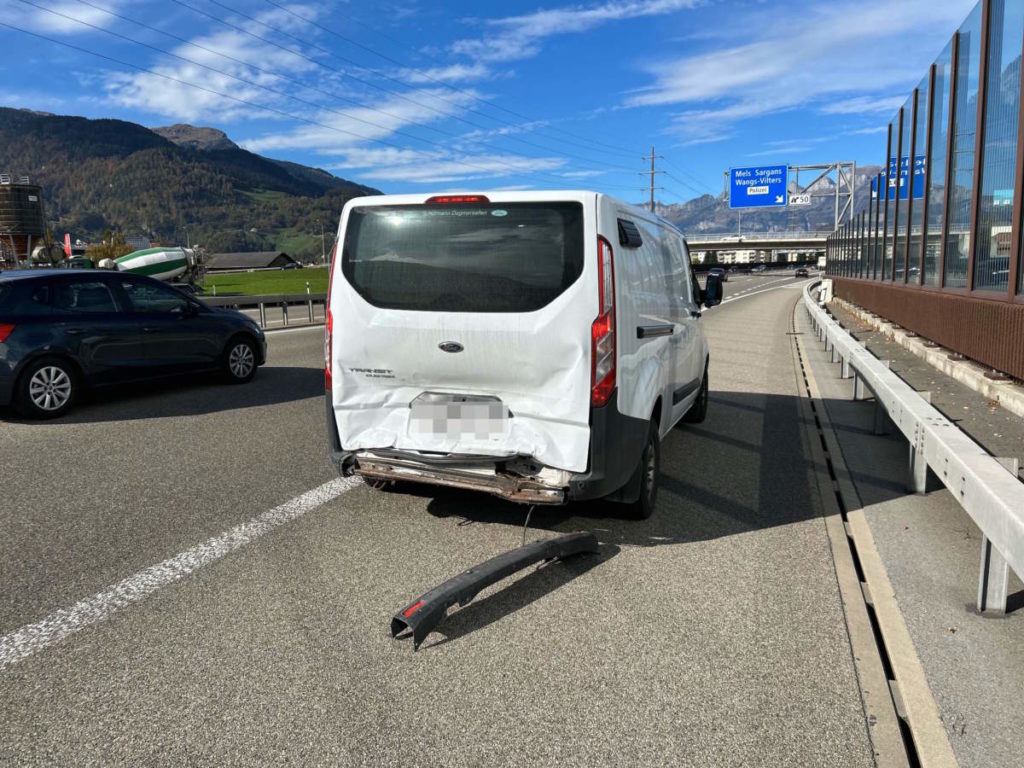 Unfallfoto: weisser Lieferwagen mit leicht beschädigtem Heck auf Autobahn, die Stossstange ist abgefallen