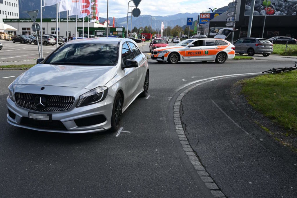 Mels (SG): Auto kollidiert bei Unfall im Kreisverkehr mit Velo