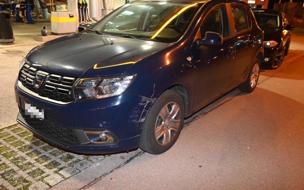 blauer Dacia mit Lackschäden über dem linken Vorderrad