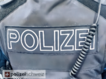 Symbolbild: Nahaufnahme auf Polizei-Schriftzug von Polizeijacke