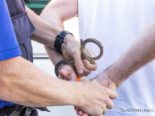 Symbolfoto: Polizist legt Handschellen an