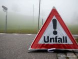 Symbolfoto: Unfalldreieck, im Hintergrund Nebel