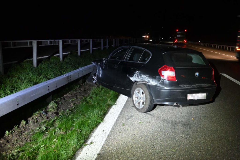 Auto in Leitplanke bei Nacht