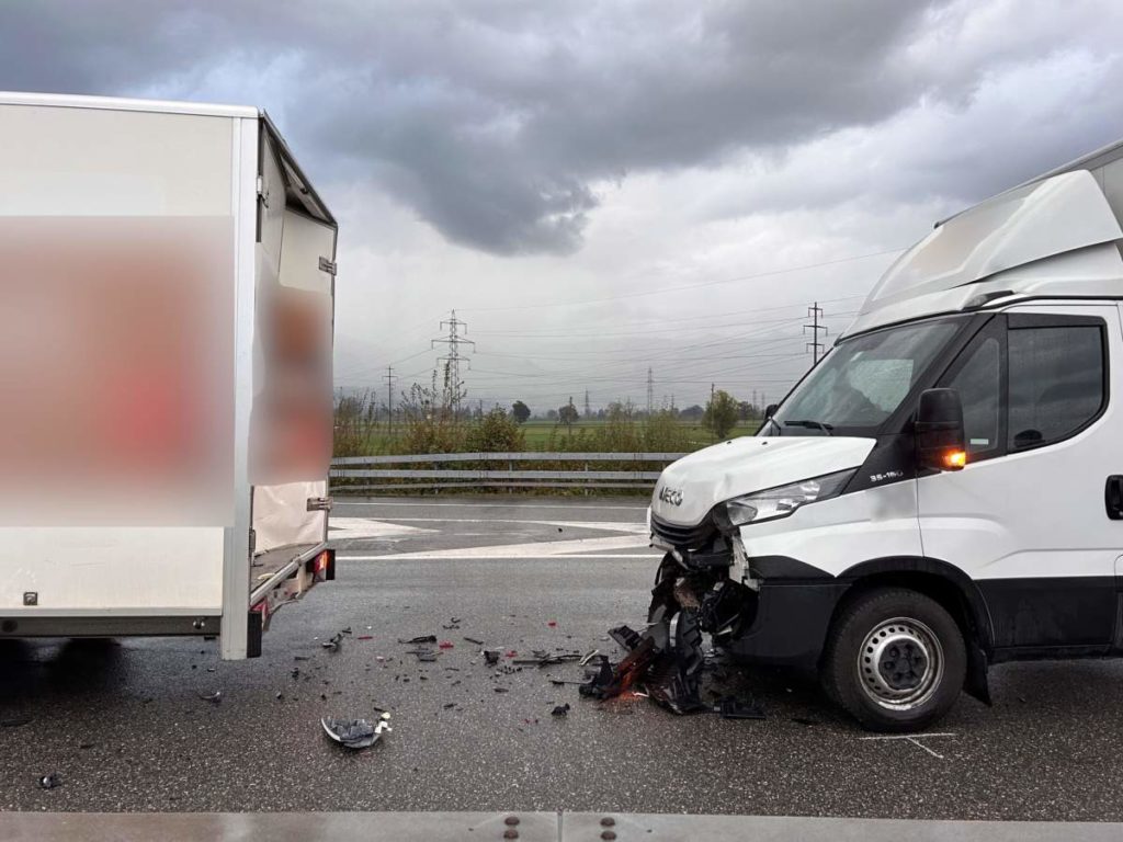 Unfall bei Tuggen auf der A15 – Lieferwagen und Auto beteiligt