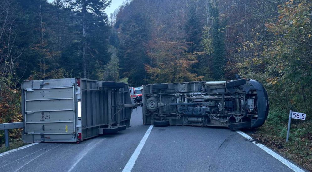 Brünigpass (OW): Strasse wegen Unfall von Viehtransporter 3 Stunden gesperrt