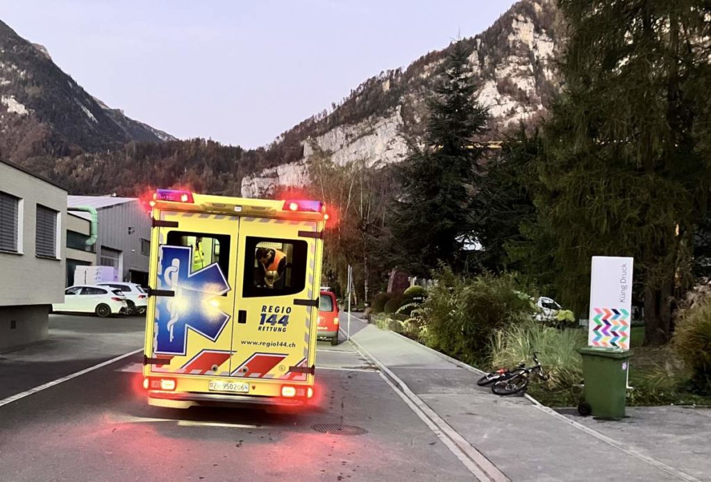 Näfels GL: Unfall zwischen Fahrradfahrer (14) und Lieferwagen