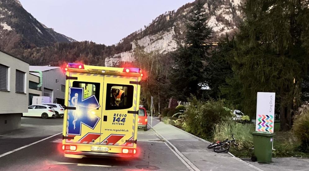 Näfels GL: Unfall zwischen Fahrradfahrer (14) und Lieferwagen