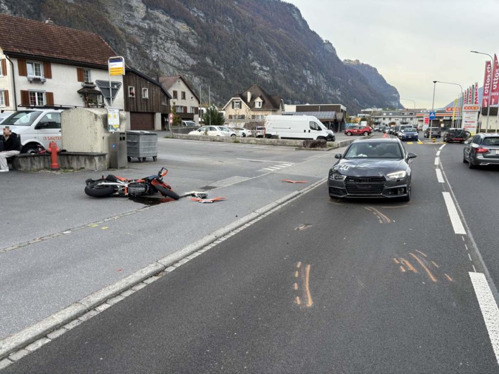 Netstal: 21-jähriger Motorradfahrer kollidiert nach Wheelie mit Auto (GL)