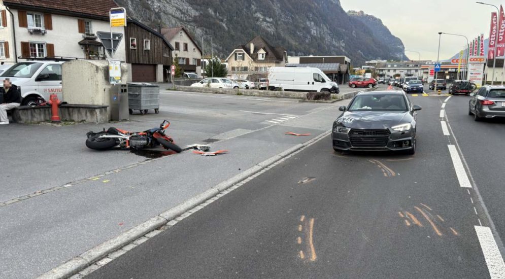 Netstal: 21-jähriger Motorradfahrer kollidiert nach Wheelie mit Auto (GL)