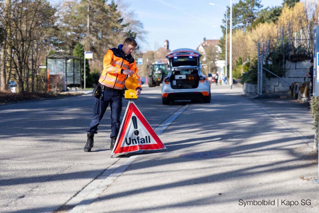 Symbolbild: eine Unfallstelle wird mit Warndreieck abgesichert