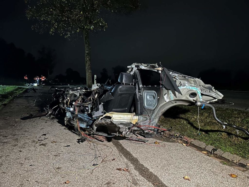 Tödlicher Unfall in Winkel (ZH): Auto wird zerrissen