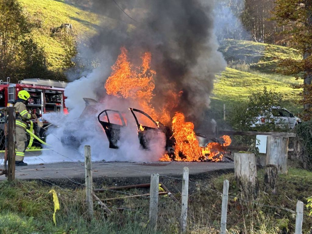 Auto in Vollbrand