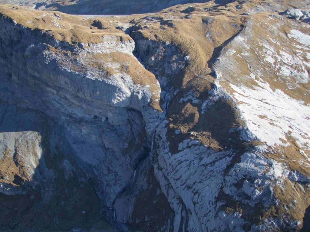 Foto: Felswand mit Wasserfall