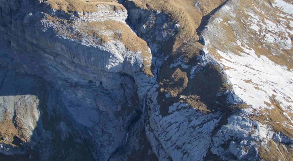 Foto: Felswand mit Wasserfall