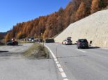 Strasse mit Unfall- und Rettungsautos