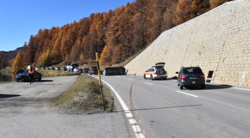 Strasse mit Unfall- und Rettungsautos