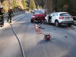 Unfallstelle mit frontal kollidierten Autos