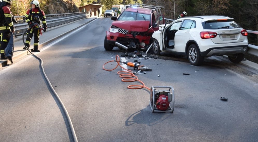 Unfallstelle mit frontal kollidierten Autos