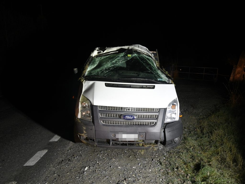 Unfall auf vereister Strasse in Surava (GR): Lieferwagen überschlägt sich