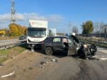 Verunfalltes Auto und LKW