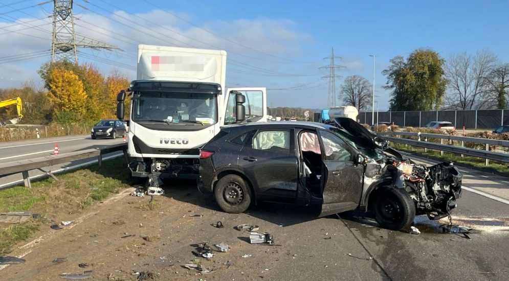 Verunfalltes Auto und LKW