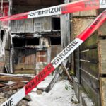 Verrusstes Mehrfamilienhaus mit Absperrbändern