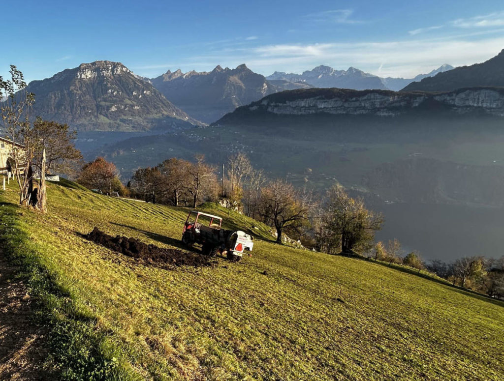 Motorkarren auf Wiesenabhang