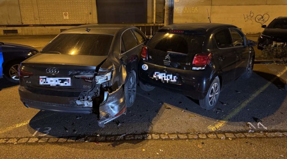 Basel-Stadt: Fahrer fährt bei Unfall in parkierte Autos und flieht