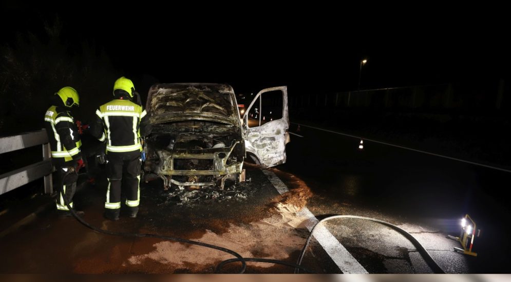 Ausgebranntes Fahrzeug im Dunkeln