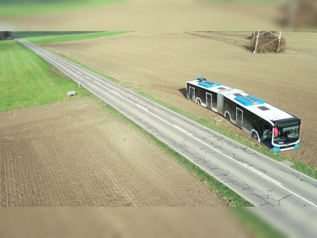 Bus auf Feld