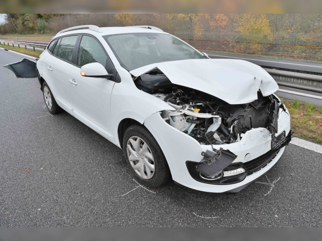 Weisses Unfallfahrzeug mit kaputter Motorhaube