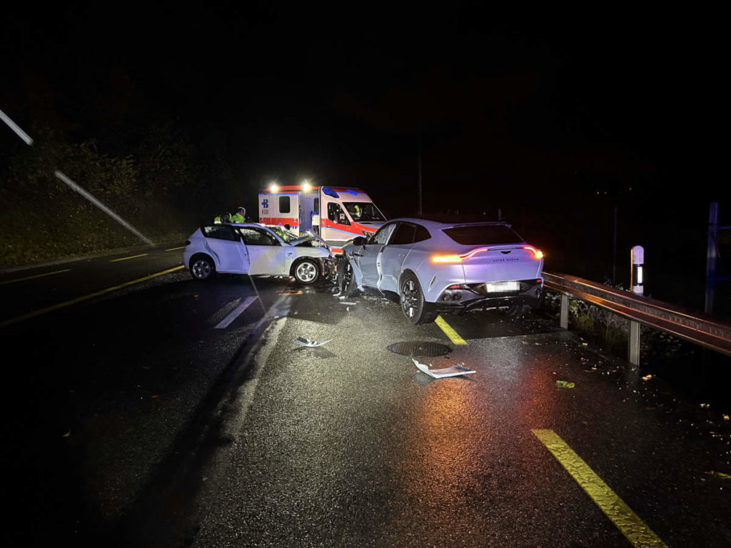 Unfall in Baden AG: Verletzte nach Frontalkollision mit gestohlenem Auto