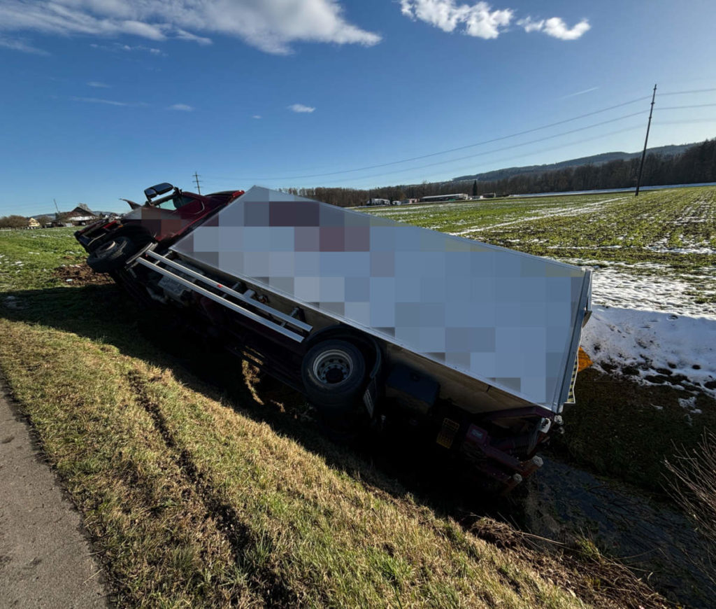 Unfall in Müllheim TG: Pneukran hebt umgekippten Lastwagen