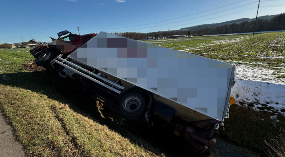 Unfall in Müllheim TG: Pneukran hebt umgekippten Lastwagen