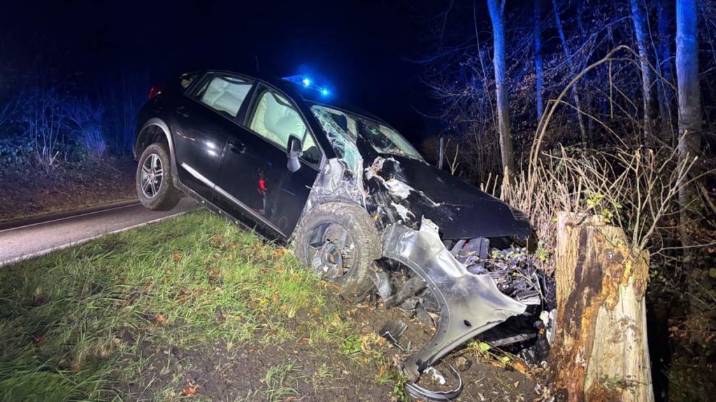 Fischbach-Göslikon AG: Betrunken bei Unfall gegen Baumstrunk gekracht