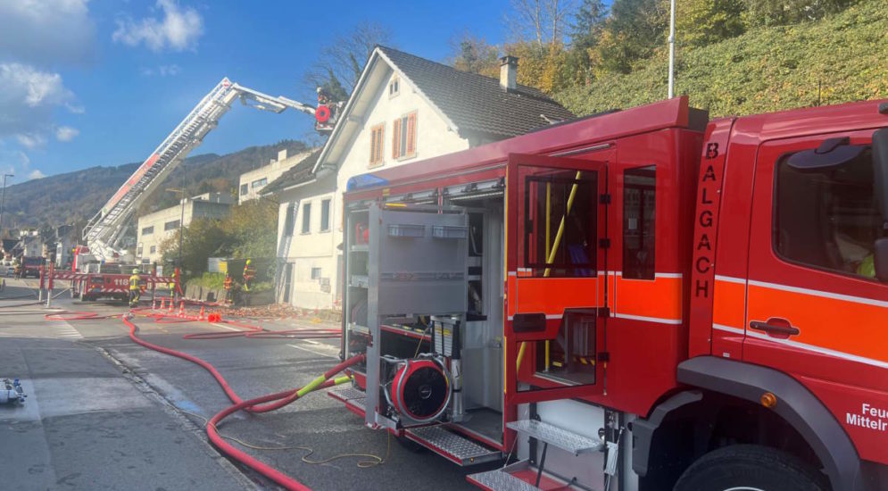 Feuerwehrauto vor Wohnhaus