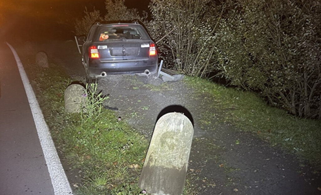 Erstfeld (UR): Kontrolle verloren und bei Unfall Parkbank gerammt