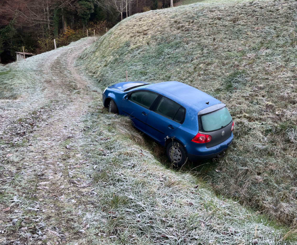 Entlebuch (LU): Auto rutscht bei Unfall von Feldweg in Graben