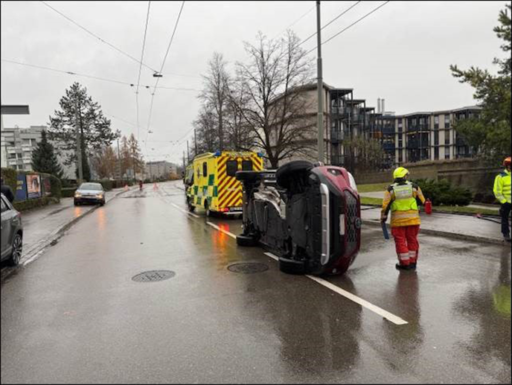 Winterthur (ZH): Auto kippt nach Unfall auf Seenerstrasse