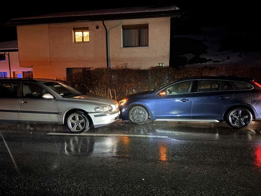 Luchsingen (GL): Auto gerät bei Unfall auf Gegenfahrbahn