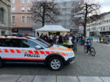 Polizeistand mit Polizeiauto in Fussgängerzone