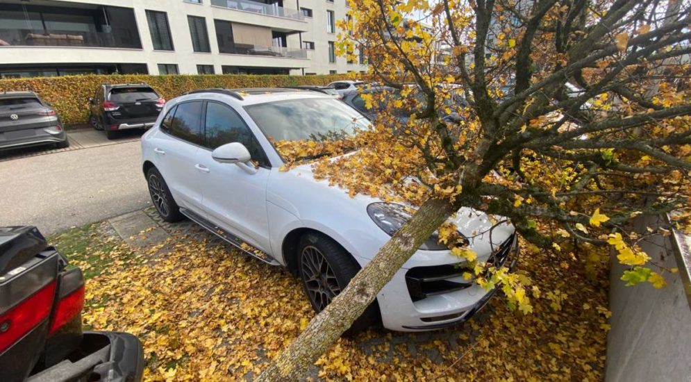 Unfall in Baar ZG: Rentner prallt in Wegbeleuchtung, Stein und Baum